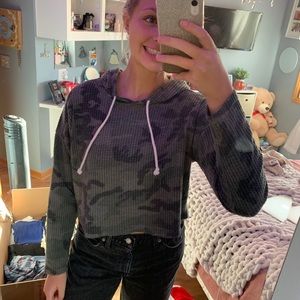 Camo print cropped sweater